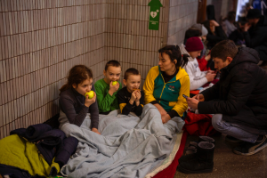 Ucranianos refugiados en el metro de Kiev.