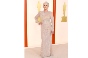 Jamie Lee Curtis en la alfombra roja de los premios Oscar 2023