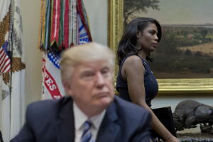 La exdirectora de comunicaciones para la Oficina Enlace Público de la Casa Blanca, Omarosa Manigault, detrás del presidente Donald Trump en la Casa Blanca, el 13 de marzo de 2017. 