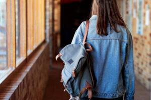 La medida surge tras peleas, amenazas y el hallazgo de armas en mochilas de estudiantes en una secundaria local.