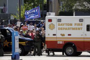 Simpatizantes de Trump se concentran a las afueras del Miami Hospital de Dayton, donde el presidente visita a víctimas del tiroteo del domingo.