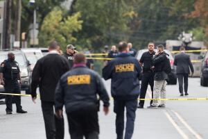 Oficiales se reúnen en el sitio donde Ahmad Khan Rahami, buscado en conexión con las bombas en Manhattan del sábado en la noche, fue arrestado después de un enfrentamiento armado con la policía, el 19 de septiembre de 2016, Linden, Nueva Jersey. 