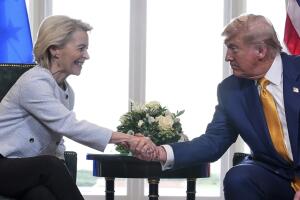 El presidente Donald Trump y la presidenta de la Comisión Europea, Ursula von der Leyen, se estrechan la mano tras alcanzar un acuerdo comercial en Turnberry, Escocia, el domingo 27 de julio de 2025. 