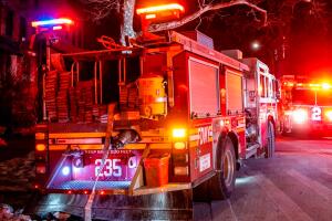 Incendio en Queens deja un hombre de 83 años sin vida; fallaron los hidrantes.