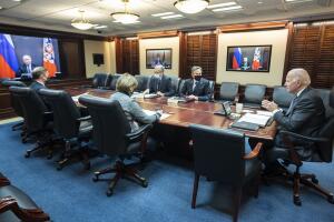 El presidente Biden y su equipo durante la videollamada con Putin. 