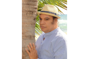 Meme de Juan Gabriel detrás de la palmera