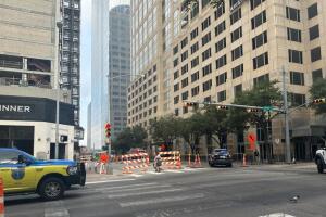 incidente centro de austin texas movilización cierres viales