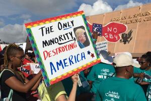 Cientos de personas protestan contra la implementación de la Ley SB4 en San Antonio 