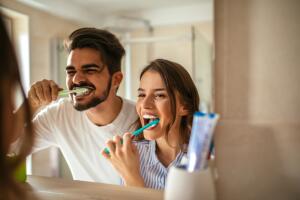 pareja-lavandose-los-dientes.jpg