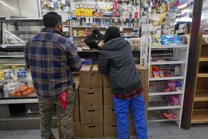 Bodegas de Nueva York lanzan “Operación Rescate TSA” para apoyar a agentes sin sueldo.
