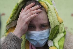 Una mujer víctima del ataque a una maternidad de Mariupol por parte de fuerzas rusas el 9 de marzo de 2022.