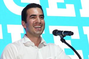 Bill Clinton Joins Steve Aoki At Get-Out-The-Vote Performance For Hillary Clinton