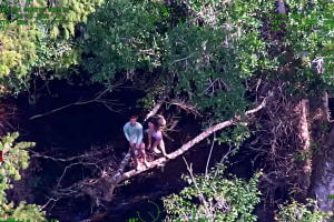 El bote volcó y siguió río abajo mientras los dos hombres lograban ponerse a salvo sobre una rama.