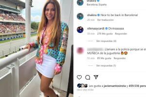 La blusa Versace que usó Shakira la complementó con una minifalda blanca durante el Gran Premio de España.  