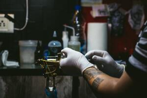 tatuador-y-su-maquina.jpg