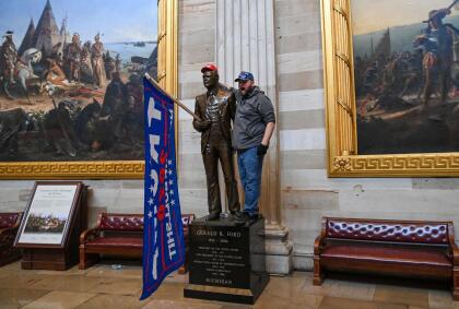 (FOTOS) PRIMERA VEZ EN LA HISTORIA DE EEUU QUE PASA EN EL CAPITOLIO 64 Supporters of US President Donald Trump enter the US Capitol's Rotunda on January 6, 2021, in Washington, DC. - Demonstrators breeched security and entered the Capitol as Congress debated the a 2020 presidential election Electoral Vote Certification. (Photo by Saul LOEB / AFP) (Photo by SAUL LOEB/AFP via Getty Images)