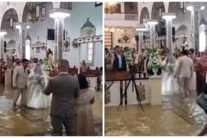 Novios celebran boda en iglesia inundada y se hacen virales.