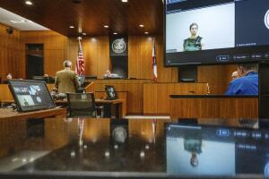 El abogado defensor Greg Skordas (izquierda) habla ante el juez Tony Graf (al fondo) en Provo, Utah, mientras Tyler Robinson (a la derecha, en el monitor), acusado de disparar fatalmente a Charlie Kirk, asiste virtualmente a la audiencia judicial desde la prisión el martes 16 de septiembre de 2025. 