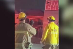 Bomberos de Los Ángeles rescatan a un niño hispano tras un aparatoso accidente en el que murió su madre.