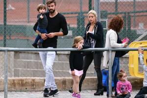 Shakira y Piqué jugando con Sasha