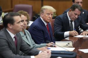 El expresidente Trump se sienta en la mesa de los acusados con su equipo de defensa en el Tribunal Criminal de Manhattan a la espera de que el juez Juan Merchan empiece la audiencia en la que se conocerán los cargos en su contra.