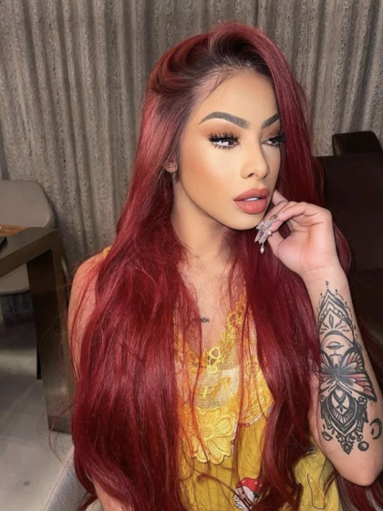 La esposa de Anuel AA, se llevó muchos halagos de admiradores que elogiaron su ‘look’ en color rojo cobrizo. Para algunos fanáticos de la dominicana este tono resaltaba su bella cara. <br>