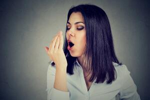 alimentos que causan mal aliento o halitosis