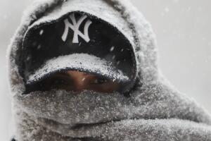 Abrar Omar camina por Manhattan durante una tormenta invernal.