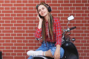 chica escuchando música.jpg