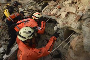 Los ‘topos’ trabajando en Oaxaca, en el terremoto de hace unos días. PEDRO PARDO/AFP/Getty Images