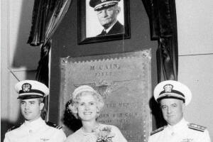 Una foto del 14 de julio de 1961. El senador John McCain (izq.) junto a su madre, Roberta Wright, y su padre, el almirante John McCain Jr. Arriba se ve la foto del almirante John S. McCain, abuelo del senador. 