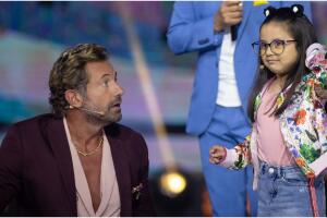 Arly en el primer episodio de Mi Famoso y Yo