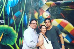 Son padres e hijos y parecen clones