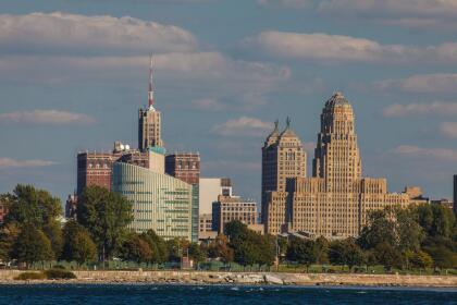 <b>Puesto 21: Buffalo, Nueva York.</b> Tiene uno de los costos de vida más bajos de la lista, cuenta con muchas viviendas de más de tres habitaciones en el mercado y ofrece una gran cantidad de opciones de delivery. En los últimos años la escena de la cerveza artesanal ha crecido, los vecindarios frente al mar han sido reconstruidos y está muy cerca de cataratas del Niágara, un gran punto turístico para disfrutar.