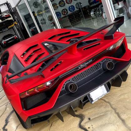 El Lamborghini Aventador SVJ monta un motor V12 de 6.5 litros capaz de rugir al ritmo de 759 caballos de fuerza y 531 lb-pie de torque. Su aceleración es tan descomunal que completa la prueba del 0 a 62 mph (100 km/h) en tan solo 2.8 segundos; y su velocidad máxima está limitada en 217 mph (349 km/h). Un supercarro como éste también está obligado a poseer un superprecio: más de medio millón de dólares.
<br>