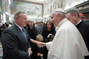 El ex secretario de prensa de la Casa Blanca saluda al papa Franisco en El Vaticano el domingo 27 de agosto de 2017.