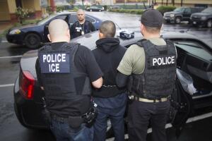 Foto proveída por ICE de arrestos de inmigrantes con antecedentes criminales en Los Ángeles, California en febrero de 2017.