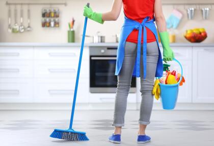 Barrer antes de tiempo. Lo ideal es limpiar habitaciones de arriba abajo, empezando por sacudir ventanas, bajando a mesas y mostradores, sillas y sofás y terminando con el suelo.
<br>