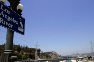 Un hombre y un perro mueren en la presa del río Los Ángeles, de donde rescatan a dos niños en Long Beach