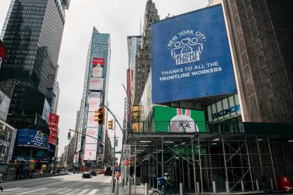 Coronavirus: carteles publicitarios del Times Square se llenan de mensajes de apoyo a los trabajadores esenciales 49 "Gracias a todos los trabajadores de primera línea".