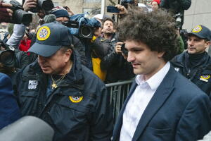 El ex director ejecutivo de FTX, Sam Bankman-Fried, a la salida de la corte federal en Nueva York donde enfrenta un juicio por fraude.