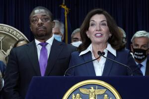 La gobernadora Kathy Hochul y su segundo, Brian Benjamin, en un evento en septiembre de 2021.