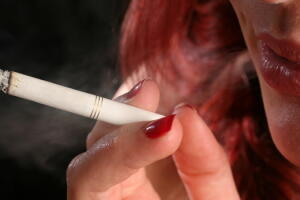 Aprenda como remover o odor de cigarro das mãos