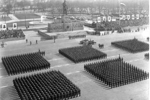 BUDAPEST 1956 PARADE