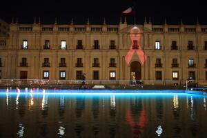 PALACIO DE LA MONEDA ES ILUMINADO CON EL "LAZO DE LA VIDA", SIMBOLO MUNDIAL DEL VIH/SIDA