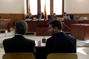 Lionel Messi y su padre en el juicio por fraude fiscal. 