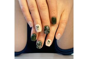 Diseño navideño en color verde olivo para uñas cortas