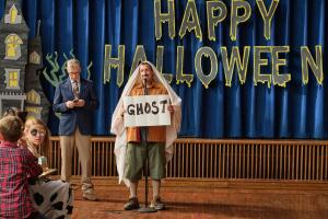 Adam Sandler es Hubie Dubois en ‘Hubie Halloween’. Scott Yamano NETFLIX.jpg
