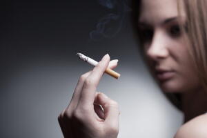 Conheça dicas de como disfarçar o cheiro de cigarro dos cabelos