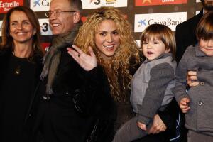 Shakira y Piqué con Milan y Sasha en una entrega de premios.